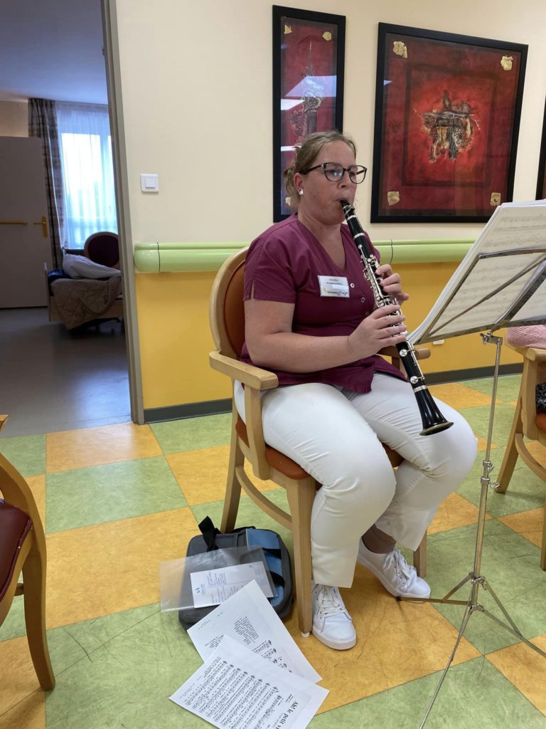 EHPAD Vallières-Les-Grandes - Juillet 2023 - Soignante Virginie joue de la clarinette aux résidents
